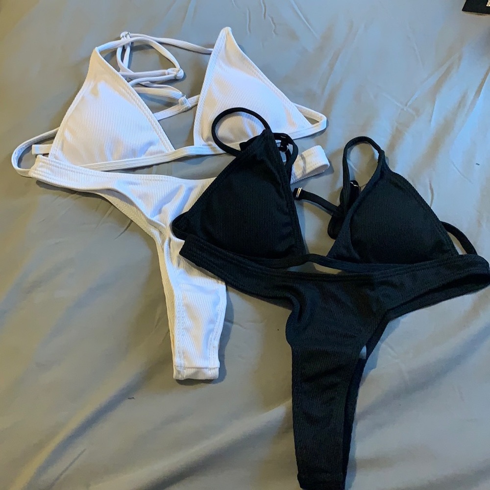 2 Bikinis